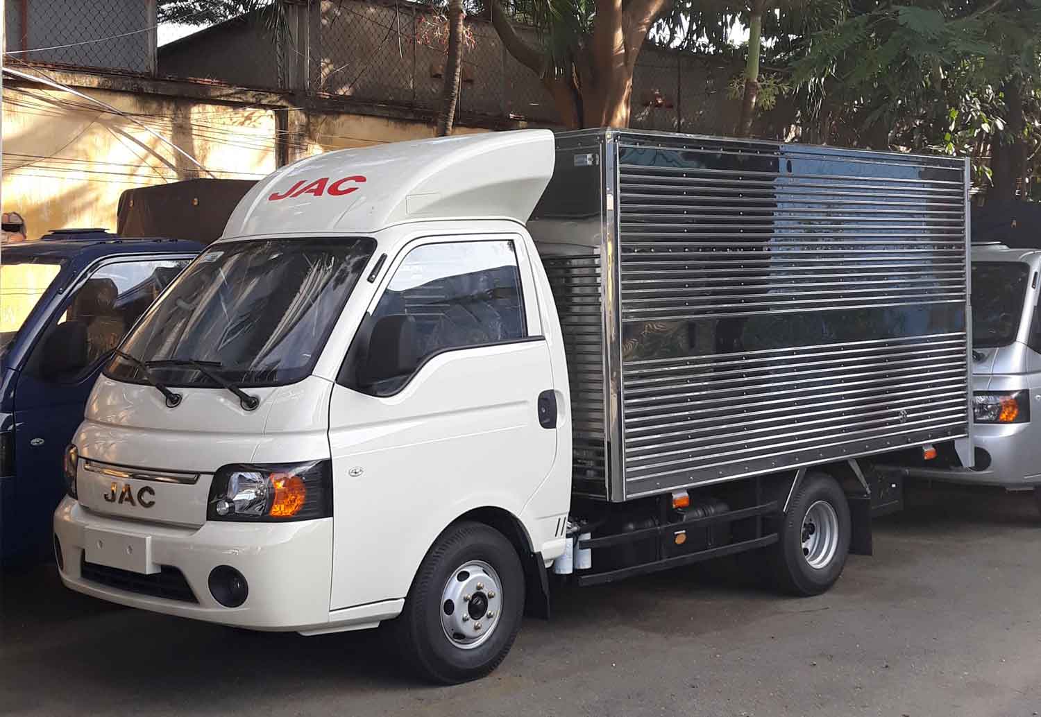 xe tải jac 1t5 thùng kín