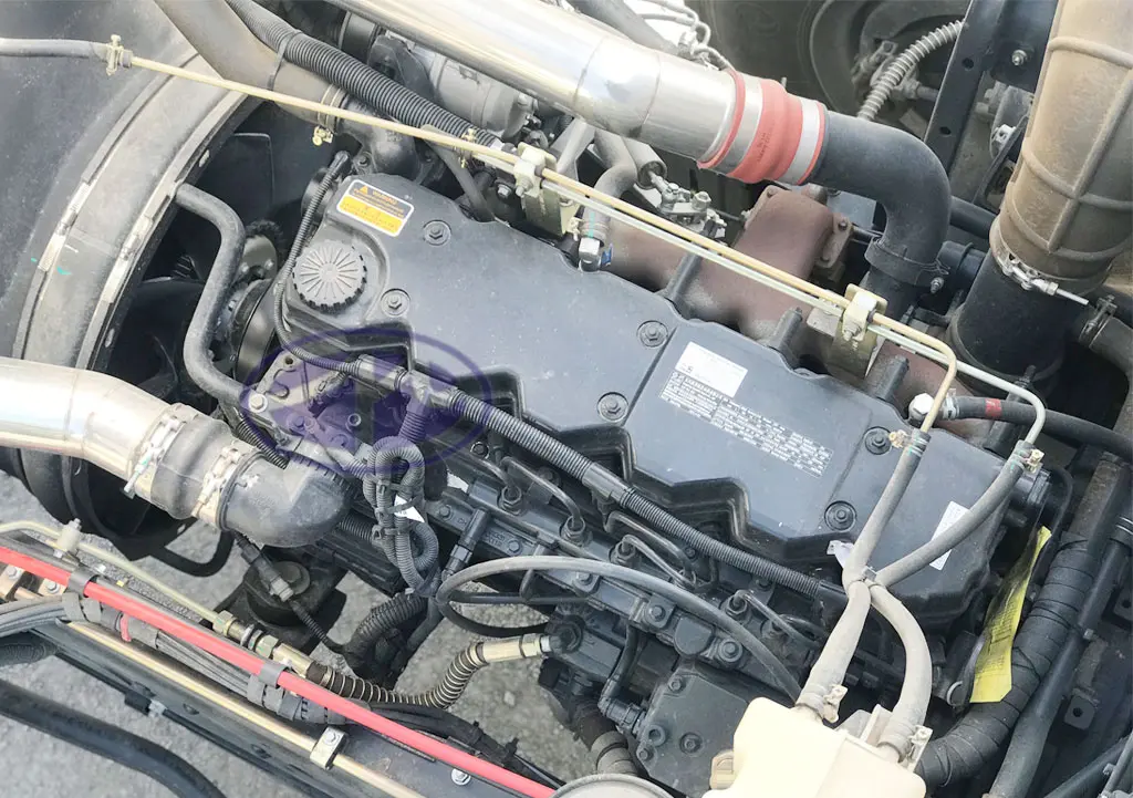 XE TẢI DONGFENG 3 CHÂN 270HP - Mặt trước ca lăng và cụm đèn chiếu sáng tinh tế