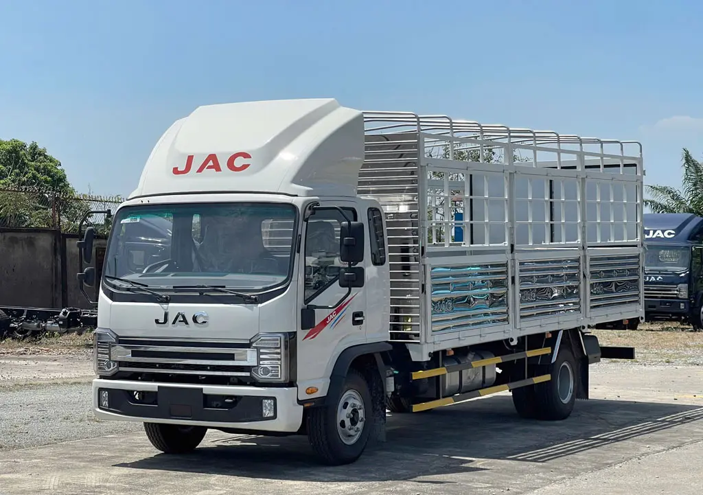 XE TẢI JAC N750 E5 PLUS 7.4 TẤN THÙNG DÀI 6M2 - Nội thất cabin tiện nghi, rộng rãi và thoải mái
