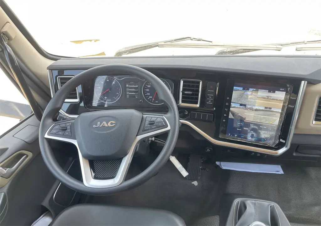 XE TẢI JAC DAWOS 7.8 TẤN THÙNG DÀI 9M9 - Mặt trước ca lăng và cụm đèn chiếu sáng tinh tế