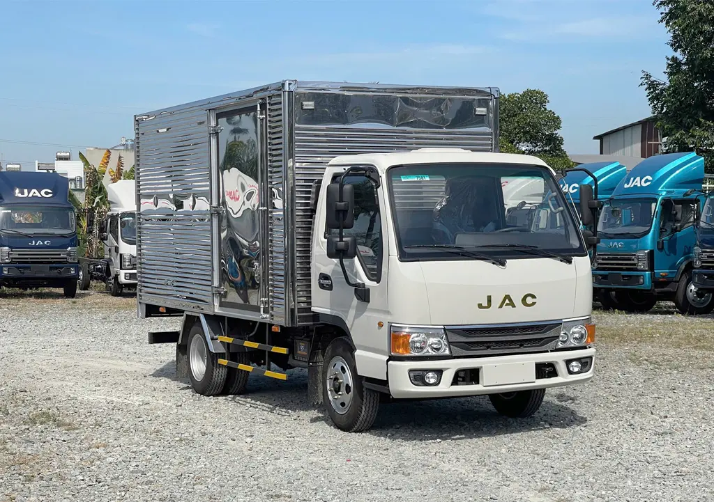 Xe Tải JAC 1.9 Tấn Thùng dài 3M8 (JAC H200 E5) - Nội thất cabin tiện nghi, rộng rãi và thoải mái Xe Tải JAC 1.9 Tấn Thùng dài 3M8 (JAC H200 E5) - Nội thất cabin tiện nghi, rộng rãi và thoải mái