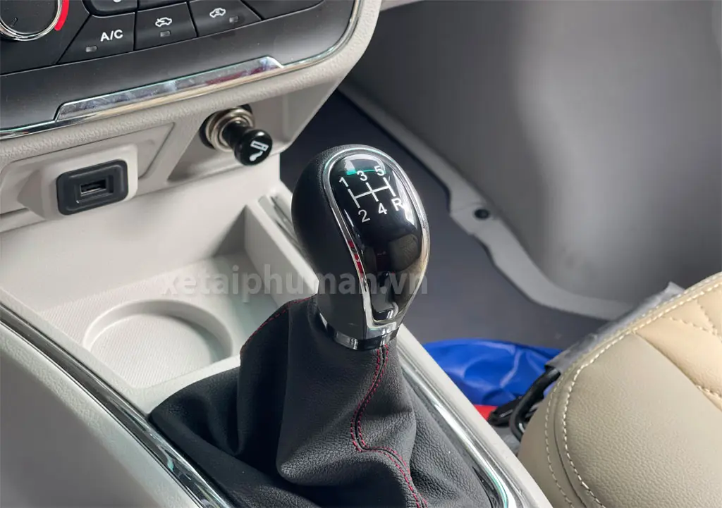 Xe Tải Van SRM 868 5 chỗ - Mặt trước ca lăng và cụm đèn chiếu sáng tinh tế