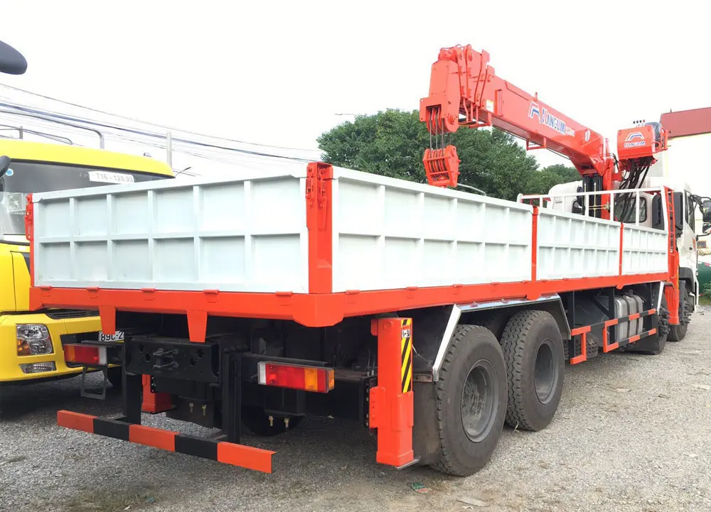 Xe Tải Cẩu 4 Chân Dongfeng Gắn Cẩu 12 Tấn - Nội thất cabin tiện nghi, rộng rãi và thoải mái