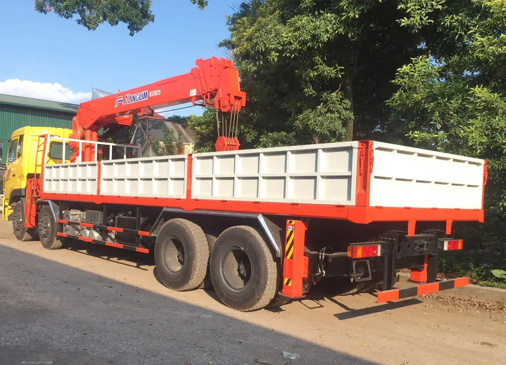 Xe Tải Cẩu 4 Chân Dongfeng Gắn Cẩu 12 Tấn - Động cơ mạnh mẽ, hoạt động bền bỉ và tiết kiệm nhiên liệu