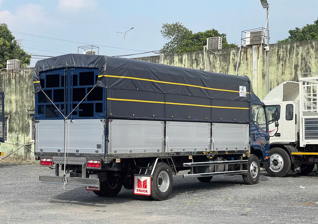 XE TẢI FAW 8.5 TẤN BỬNG NHÔM 6M2 - Nội thất cabin tiện nghi, rộng rãi và thoải mái