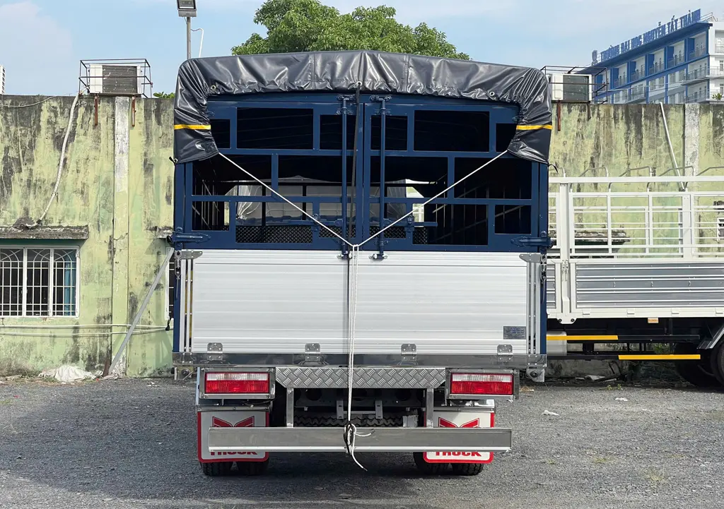 XE TẢI FAW 8.5 TẤN BỬNG NHÔM 6M2 - Mặt trước ca lăng và cụm đèn chiếu sáng tinh tế XE TẢI FAW 8.5 TẤN BỬNG NHÔM 6M2 - Mặt trước ca lăng và cụm đèn chiếu sáng tinh tế