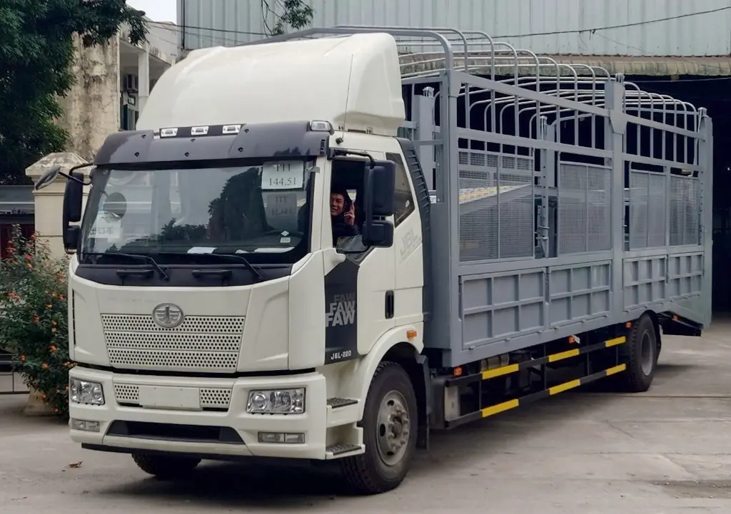 XE TẢI FAW CHỞ Ô TÔ J6L220HP - Nội thất cabin tiện nghi, rộng rãi và thoải mái