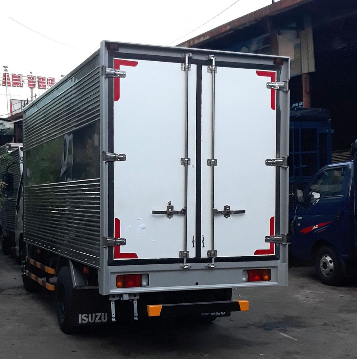Xe Isuzu QKR 270 thùng kín 1t4 1t9 2t4 