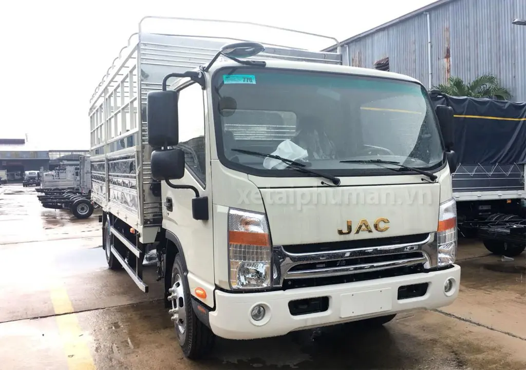 XE TẢI JAC 5 TẤN N500 THÙNG DÀI 5M2 - Mặt trước ca lăng và cụm đèn chiếu sáng tinh tế XE TẢI JAC 5 TẤN N500 THÙNG DÀI 5M2 - Mặt trước ca lăng và cụm đèn chiếu sáng tinh tế
