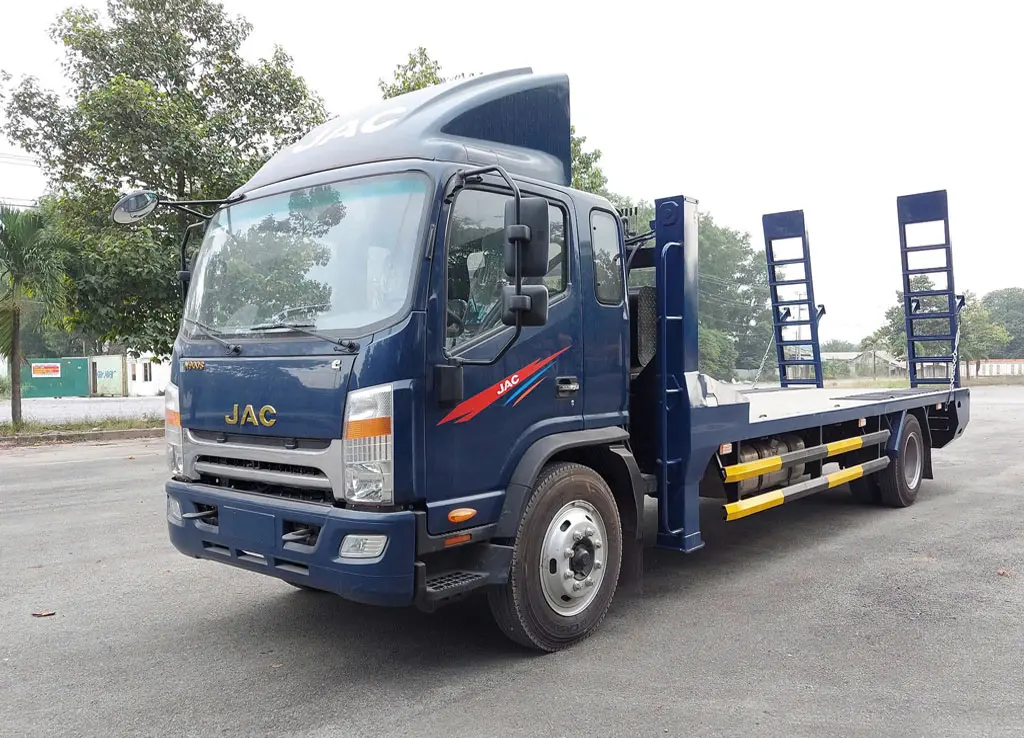 Xe JAC Nâng Đầu Chở Máy Công Trình - Nội thất cabin tiện nghi, rộng rãi và thoải mái