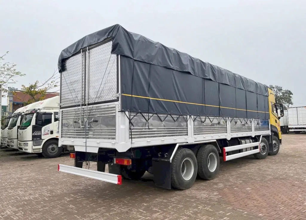 XE TẢI 4 CHÂN DONGFENG KL340 THÙNG CAO 2M53 - Nội thất cabin tiện nghi, rộng rãi và thoải mái