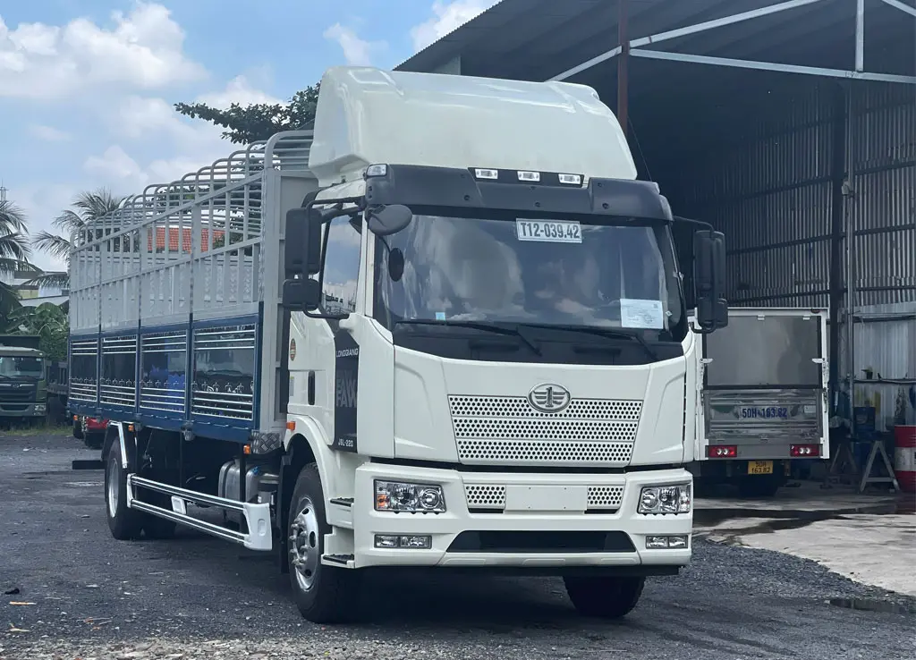 XE TẢI FAW 7.8 TẤN THÙNG 9M7 J6L 220HP - Nội thất cabin tiện nghi, rộng rãi và thoải mái