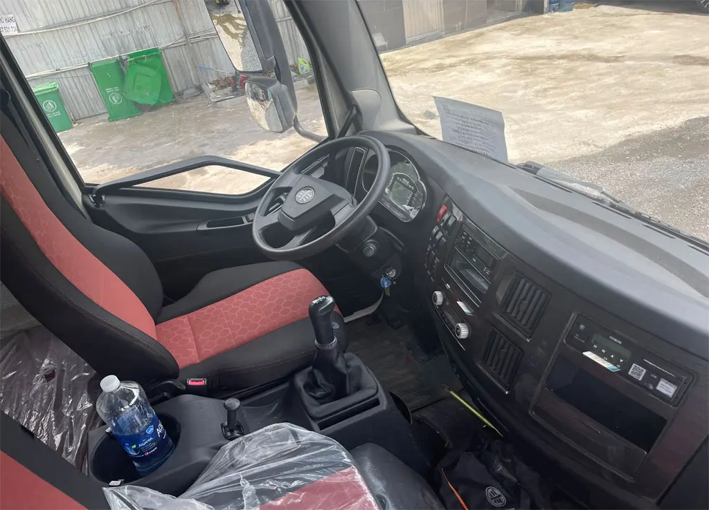 XE TẢI FAW 7.8 TẤN THÙNG 9M7 J6L 220HP - Hệ thống phanh và lốp xe an toàn vượt trội