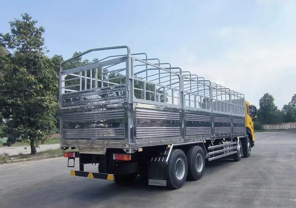Xe Tải Dongfeng 4 Chân 17.9 Tấn Thùng 9M7 - Nội thất cabin tiện nghi, rộng rãi và thoải mái