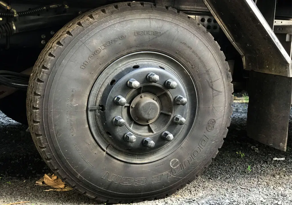 Xe Tải Dongfeng 4 Chân 17.9 Tấn Thùng 9M7 - Mặt trước ca lăng và cụm đèn chiếu sáng tinh tế