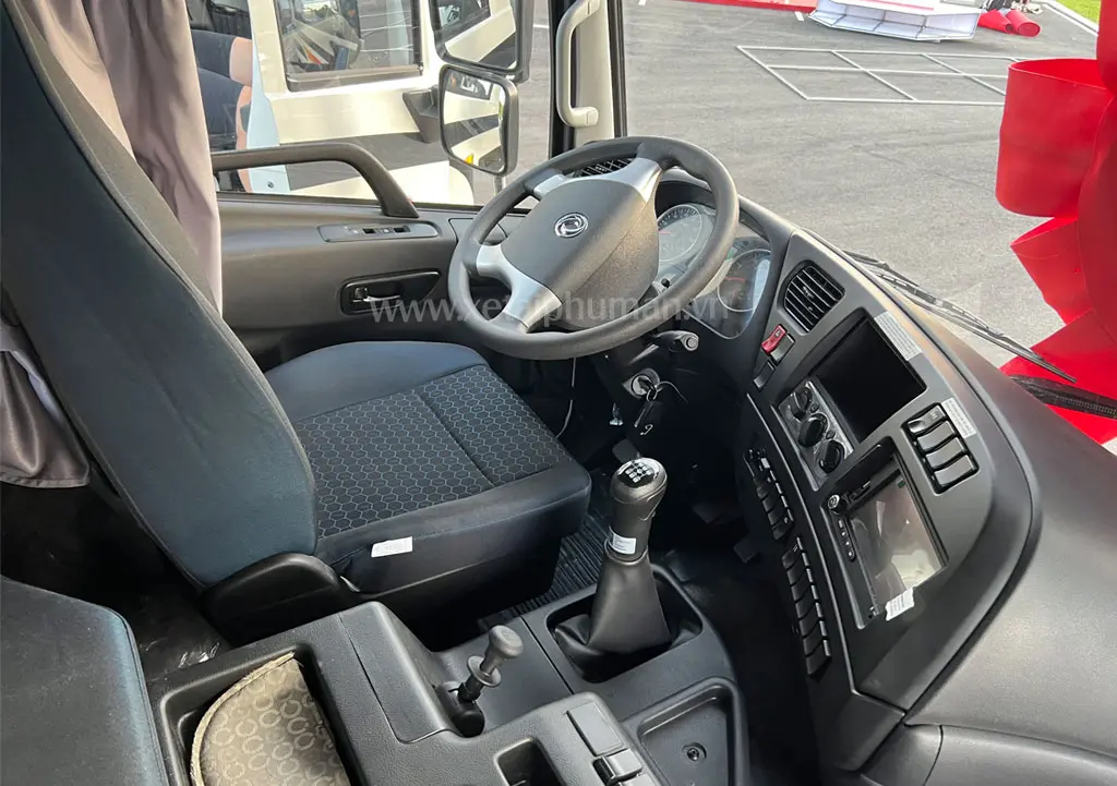 XE TẢI DONGFENG 5 CHÂN 360HP - Mặt trước ca lăng và cụm đèn chiếu sáng tinh tế XE TẢI DONGFENG 5 CHÂN 360HP - Mặt trước ca lăng và cụm đèn chiếu sáng tinh tế