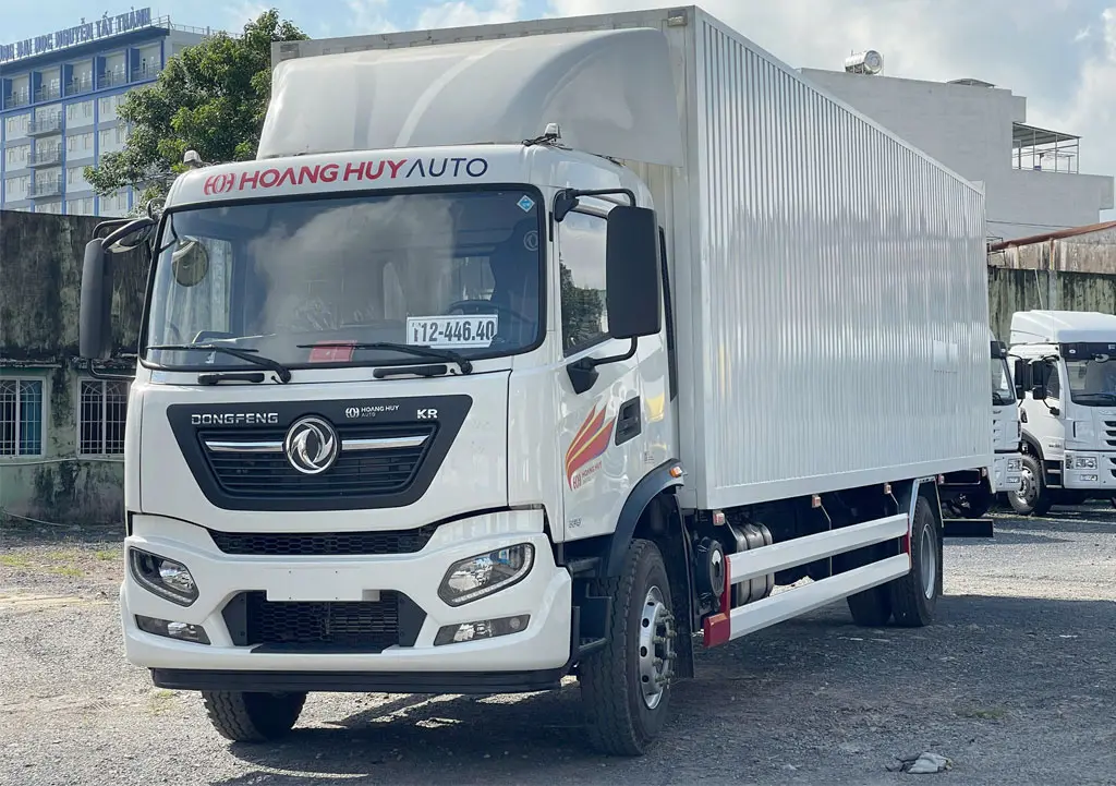 XE TẢI DONGFENG THÙNG CONTAINER 9M9 CAO 2M52 - Nội thất cabin tiện nghi, rộng rãi và thoải mái