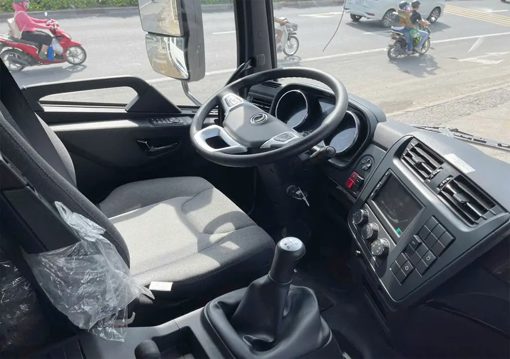 XE TẢI DONGFENG 8 TẤN THÙNG DÀI 9M9 - Mặt trước ca lăng và cụm đèn chiếu sáng tinh tế