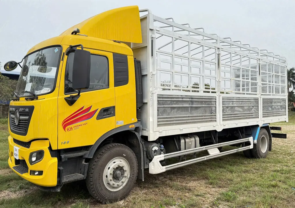 XE TẢI DONGFENG 9 TẤN KR180 THÙNG DÀI 7M5 - Nội thất cabin tiện nghi, rộng rãi và thoải mái
