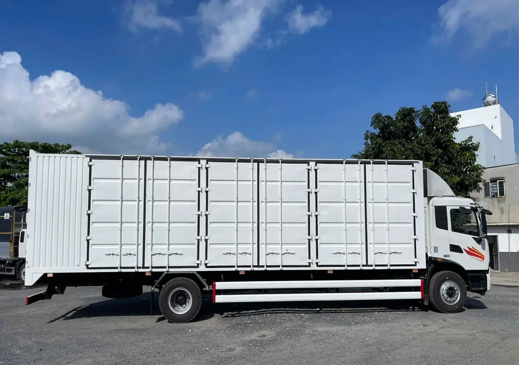 XE TẢI DONGFENG THÙNG PALLET CAO 2M58 - Nội thất cabin tiện nghi, rộng rãi và thoải mái