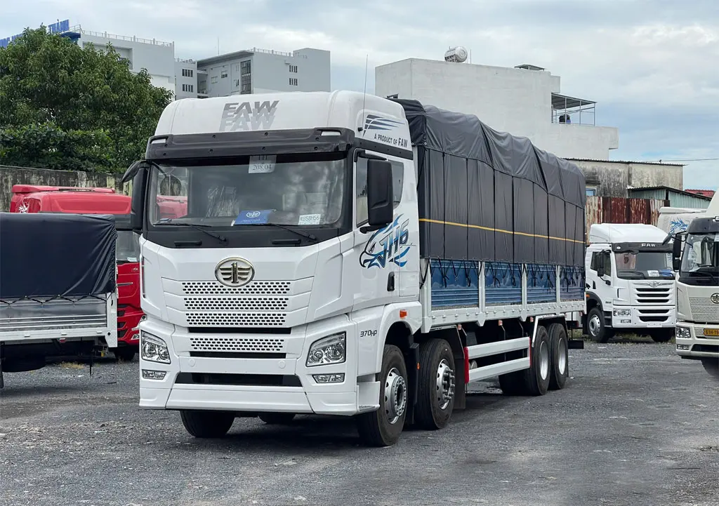 XE TẢI FAW 4 CHÂN JH6 17.8 TẤN 370HP - Nội thất cabin tiện nghi, rộng rãi và thoải mái