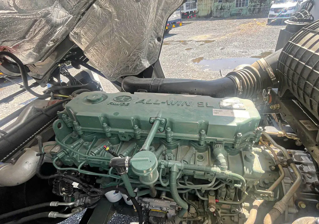 XE TẢI FAW 4 CHÂN JH6 17.8 TẤN 370HP - Mặt trước ca lăng và cụm đèn chiếu sáng tinh tế
