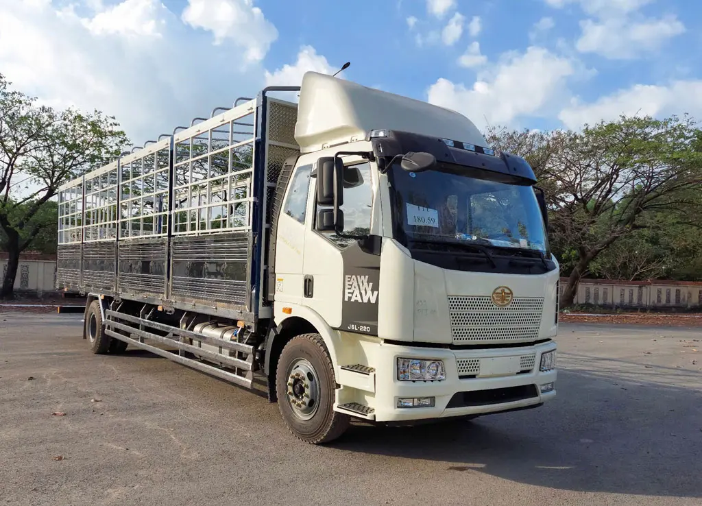 XE TẢI FAW 7.5 TẤN THÙNG DÀI CAO 2M5 - Nội thất cabin tiện nghi, rộng rãi và thoải mái