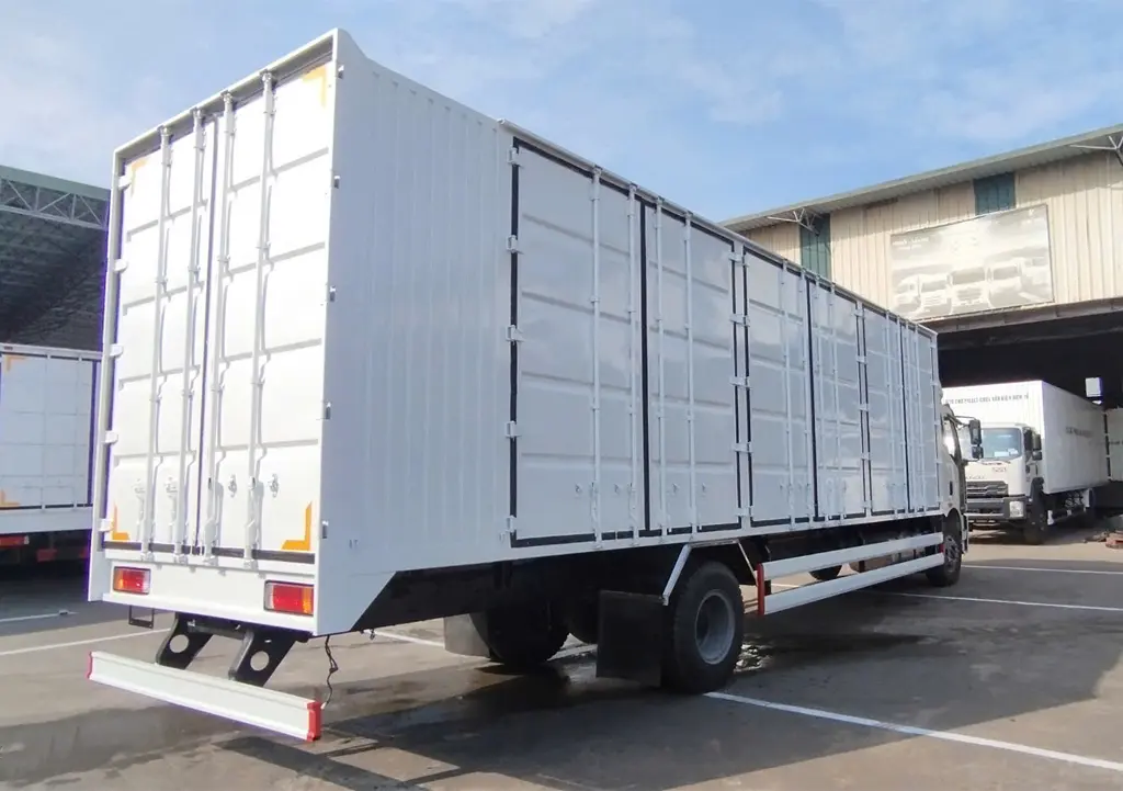 XE TẢI FAW 7.1 TẤN THÙNG DÀI 9M9 CAO 2M52 - Nội thất cabin tiện nghi, rộng rãi và thoải mái
