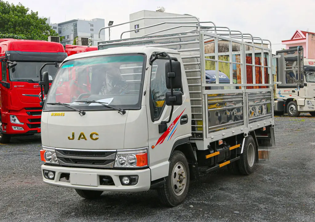 Xe Tải JAC 2.4 Tấn H250 E5 Thùng dài 3M8 - Nội thất cabin tiện nghi, rộng rãi và thoải mái