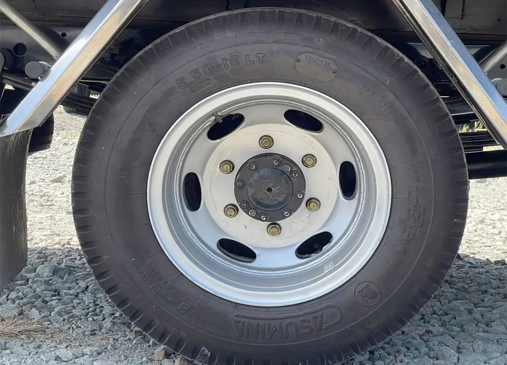 Xe Tải JAC 2.4 Tấn H250 E5 Thùng dài 3M8 - Mặt trước ca lăng và cụm đèn chiếu sáng tinh tế Xe Tải JAC 2.4 Tấn H250 E5 Thùng dài 3M8 - Mặt trước ca lăng và cụm đèn chiếu sáng tinh tế