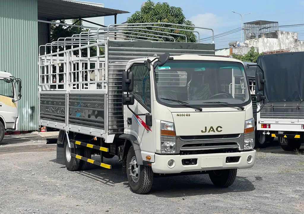 XE TẢI JAC 3.5 TẤN N350 PLUS THÙNG DÀI 5M2 - Nội thất cabin tiện nghi, rộng rãi và thoải mái