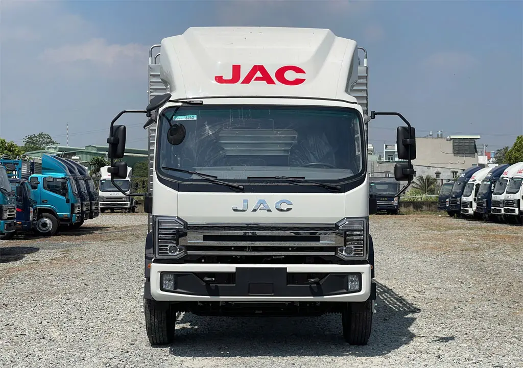 Xe Tải JAC 9 Tấn N900 Plus E5 Thùng Bạt Dài 7M - Mặt trước ca lăng và cụm đèn chiếu sáng tinh tế