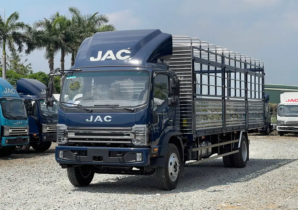 Xe Tải JAC 9 Tấn N900 Plus E5 Thùng Bạt Dài 7M - Nội thất cabin tiện nghi, rộng rãi và thoải mái