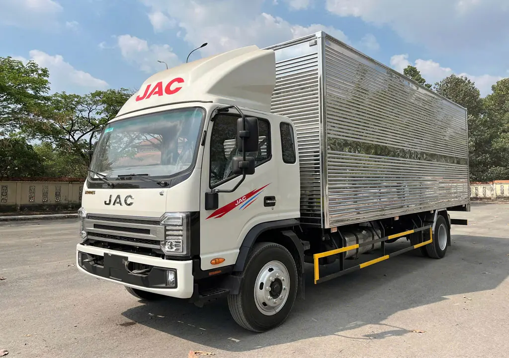 XE TẢI JAC N800 PLUS E5 THÙNG KÍN CAO 2M43 - Nội thất cabin tiện nghi, rộng rãi và thoải mái