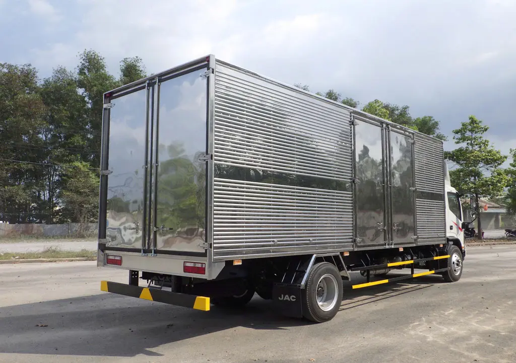 XE TẢI JAC N800 PLUS E5 THÙNG KÍN CAO 2M43 - Động cơ mạnh mẽ, hoạt động bền bỉ và tiết kiệm nhiên liệu