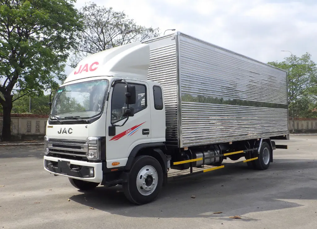 Xe Tải JAC N900 E5 Thùng Kín Cao 2M43 - Nội thất cabin tiện nghi, rộng rãi và thoải mái
