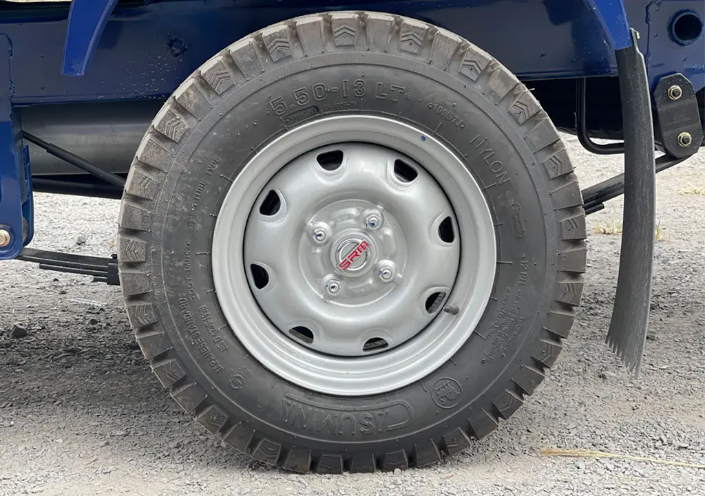 XE TẢI SRM 990KG THÙNG KÍN DÀI 2M5 - Mặt trước ca lăng và cụm đèn chiếu sáng tinh tế