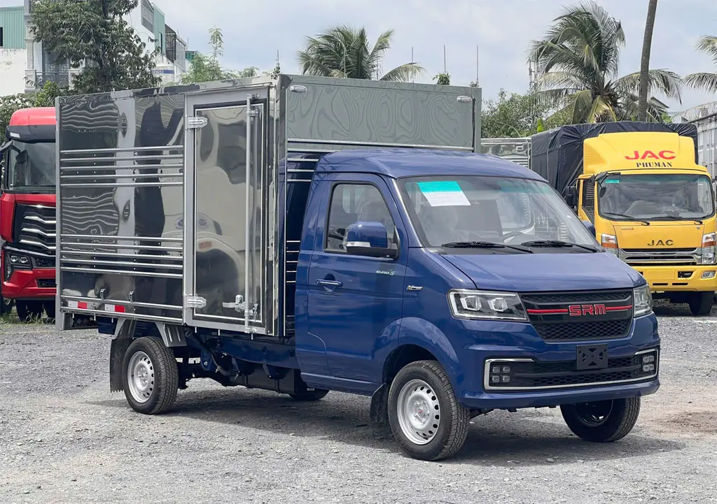 Xe Tải SRM 1.25 Tấn Thùng dài 3M (SRM T50) - Mặt trước ca lăng và cụm đèn chiếu sáng tinh tế