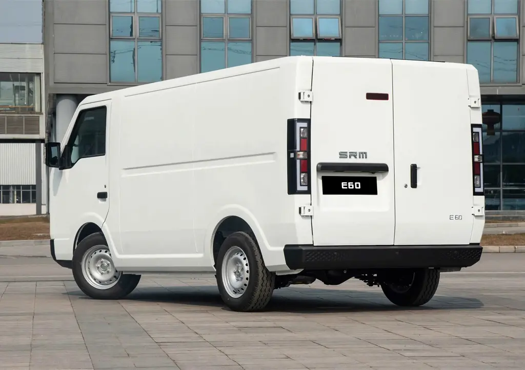 XE TẢI VAN ĐIỆN SRM E60 - Mặt trước ca lăng và cụm đèn chiếu sáng tinh tế